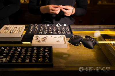 珠寶首飾零售陳列藝術 提升帶環珠寶展示效果的策略