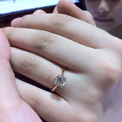 璀璨閃耀的承諾 18K金鉆石戒指的選購(gòu)與保養(yǎng)